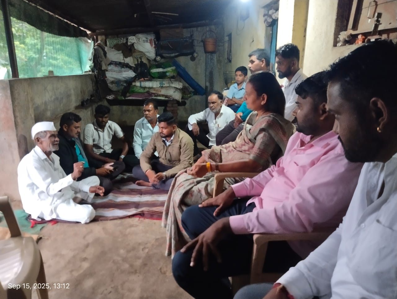 अरेरे शेतकऱ्यावर मोठं संकट, चाऱ्यातून ८ गाईंना विषबाधा: नीलमताई खताळ यांनी केले लांडगे कुटुंबियांचे सांत्वन.