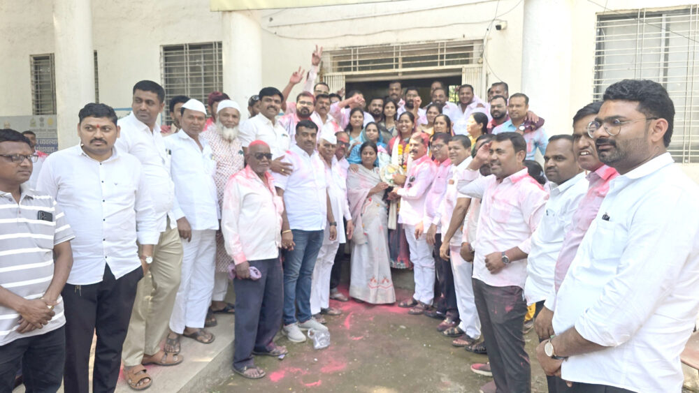 मोठ्या घडामोडीनंतर ही पारनेर नगरपंचायतीच्या नगराध्यक्ष पदाच्या निवडणुकीत खा. लंके यांच्या गटाच्या डॉ. विद्या बाळासाहेब कावरे या बहुमताने विजयी