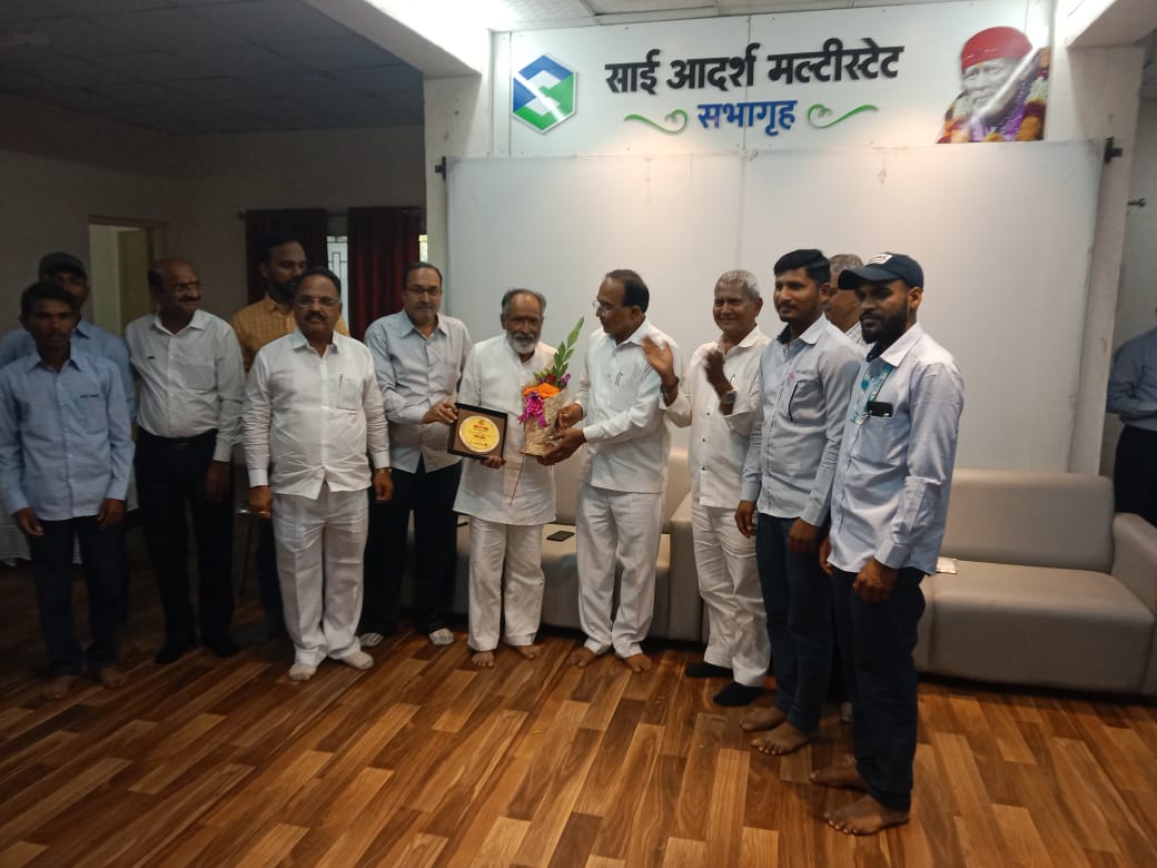 दिनकर उर्फ बाळासाहेब रघुनाथ मैड यांना साई आदर्श मल्टी स्टेट को.ऑफ क्रेडिट सोसायटी संस्थेकडून 'उत्कृष्ट सोनार पुरस्कार' प्रदान