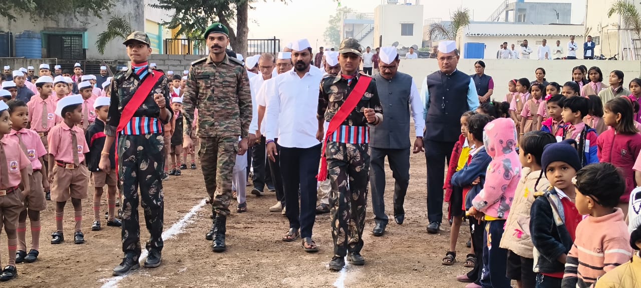 विद्याप्रबोधिनी प्रशालेत प्रजासत्ताक दिन उत्साहात साजरा: भारतीय सैन्यातील जवान गौरव देवगिरे यांच्या हस्ते ध्वजारोहण
