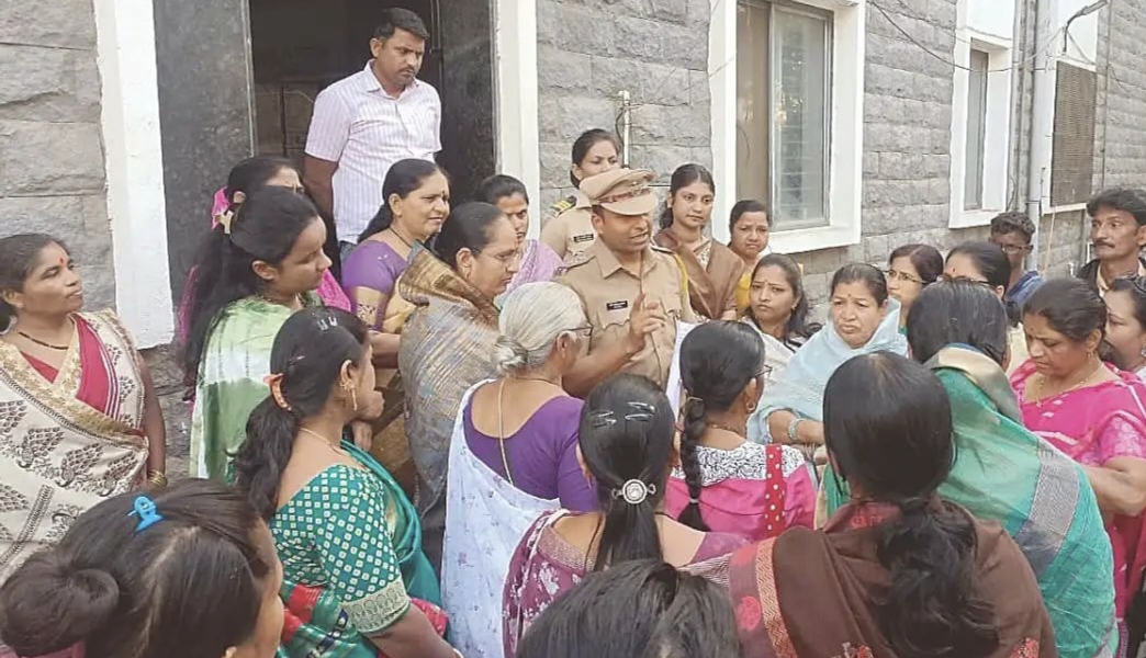 संगमनेर शहरांमध्ये अमली पदार्थांची तस्करी, गुन्हेगारी, दहशत, चोऱ्यां यांना आळा लावण्यासाठी महिला थेट पोलीस ठाण्यात