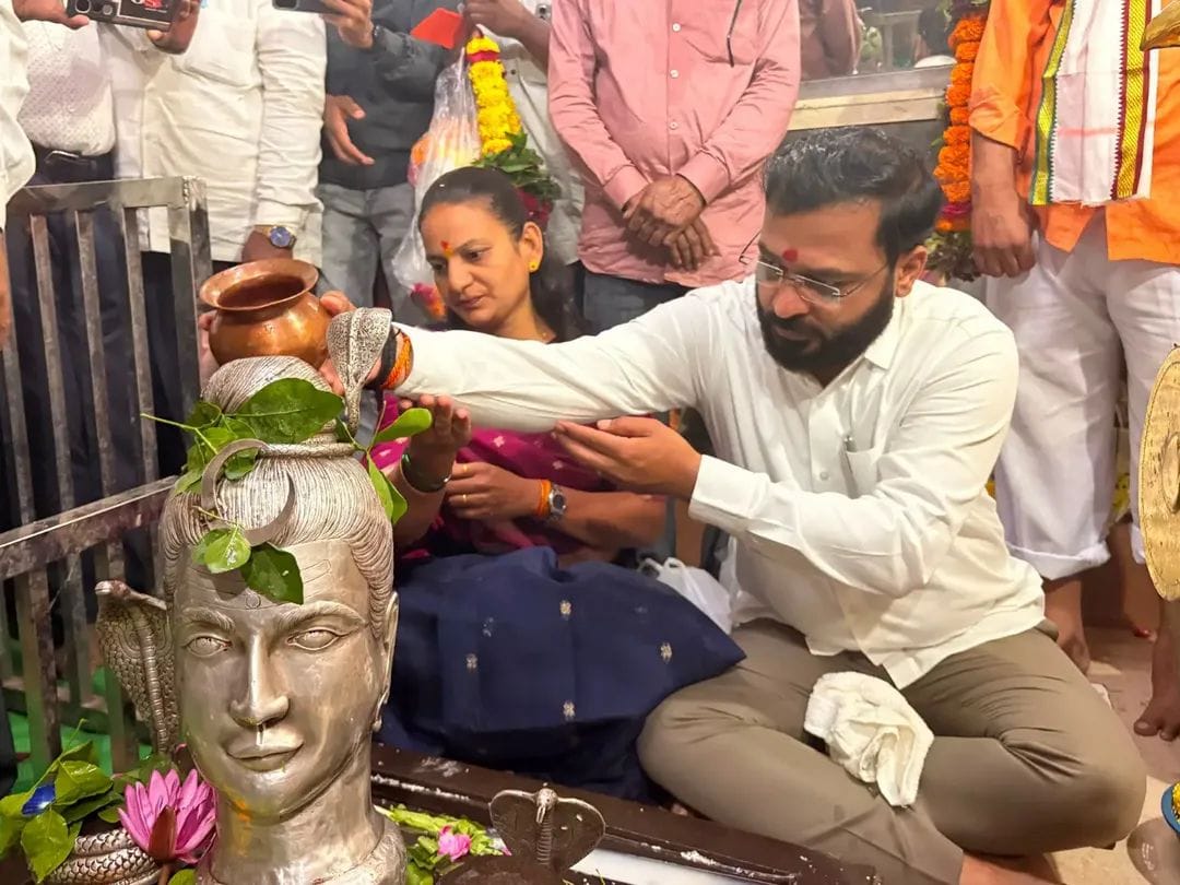 निझर्णेश्वर मंदिराच्या विकासाचा मार्ग मोकळा.?आ. अमोल खताळ यांनी  पत्नी सह निझर्णेश्वर मंदिरात केली पूजा