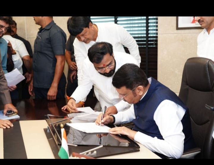 कौठेमलकापूर सौरऊर्जा प्रकल्पास स्थगिती देण्याचे मुख्यमंत्र्यांचे  जिल्हाधिकाऱ्यांना आदेश  आ. खताळ यांच्या मागणीला मुख्यमंत्र्यांचा सकारात्मक प्रतिसाद